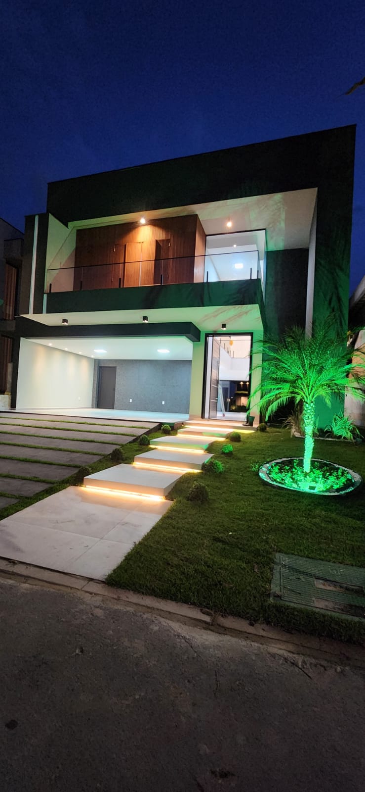 Detalhe da fachada e acesso — Acabamento e Paisagismo — Residência Sr. Abraão, Palhoça, SC