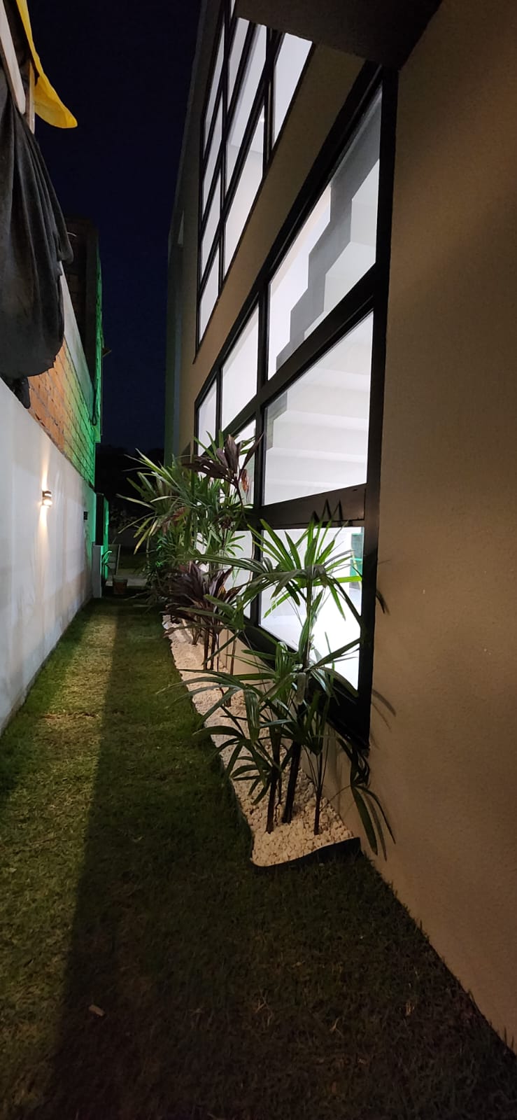 Vista lateral — Acabamento e Paisagismo — Residência Sr. Abraão, Palhoça, SC