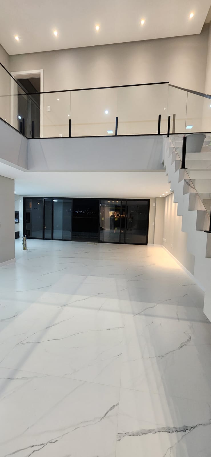 Sala — pé-direito duplo e escada — Acabamento e Paisagismo — Residência Sr. Abraão, Palhoça, SC