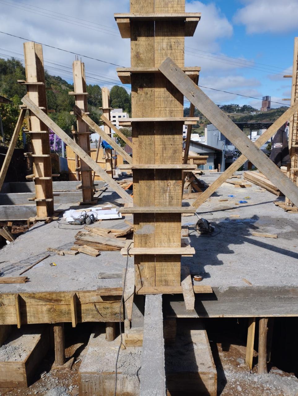 Pilares e estrutura superior — Construção de Sobrado — Néia, Palhoça, SC