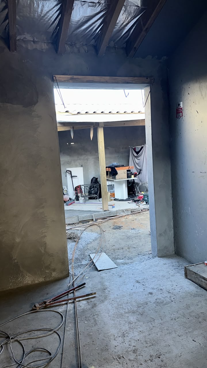 Interior em execução — alvenaria e reboco — Ampliação e Área Gourmet — Nicolas, Palhoça, SC
